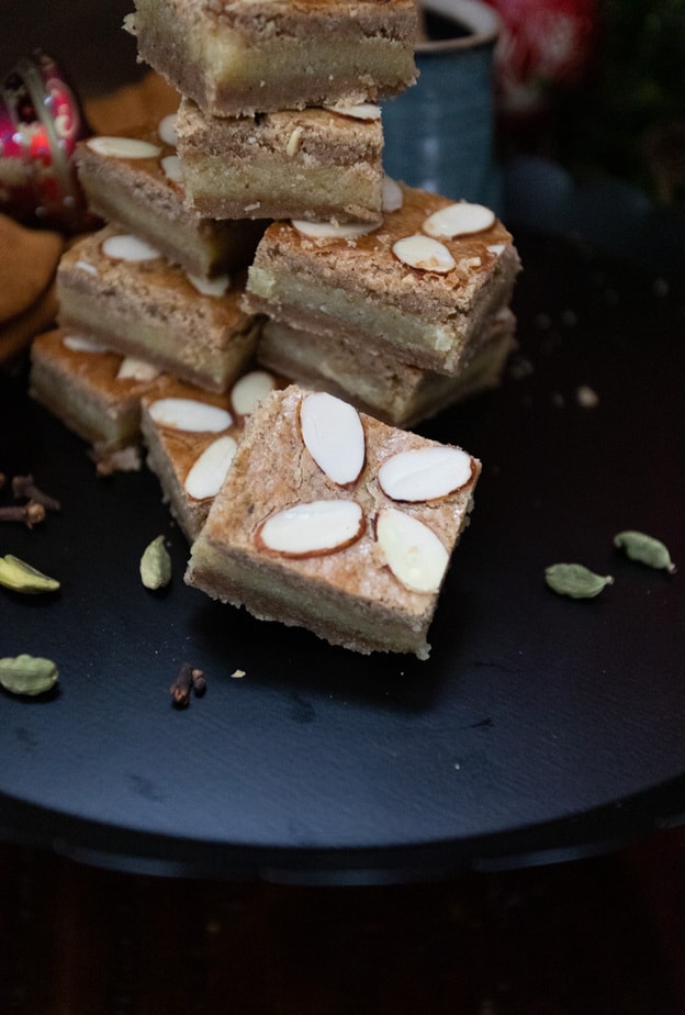 Gevulde Speculaas cookies cut into small squares.